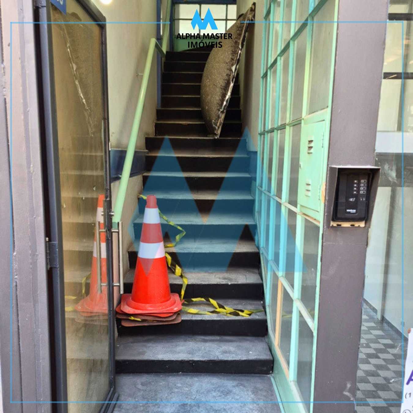 Sala no Centro Comercial Alphaville, primeiro andar e escada reta!