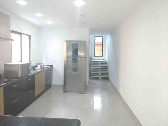 LINDO SOBRADO NO JD. JOVAIA COM SÓTON