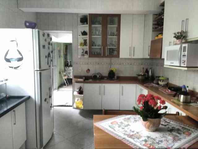 SOBRADO NO COCAIA COM 03 SUÍTES