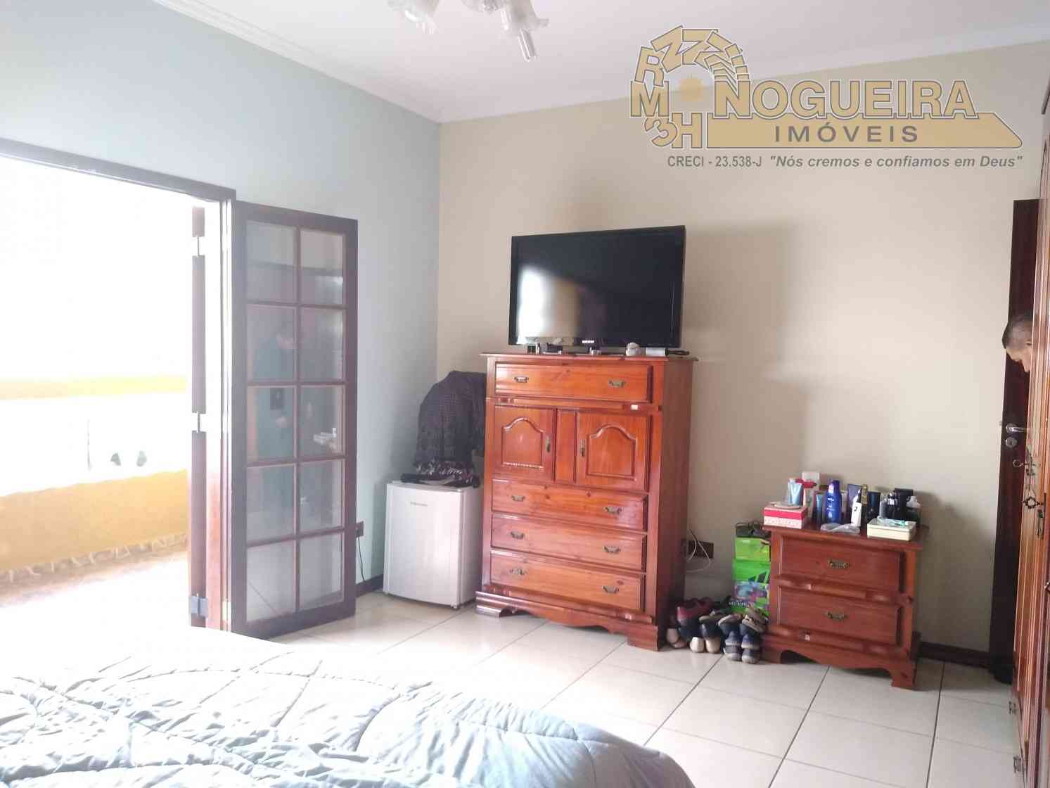 SOBRADO EM CONDOMÍNIO FECHADO