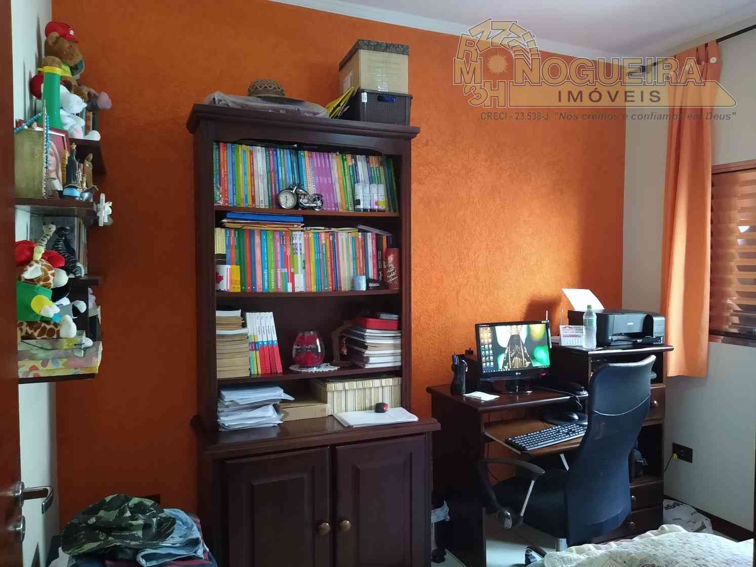 SOBRADO EM CONDOMÍNIO FECHADO