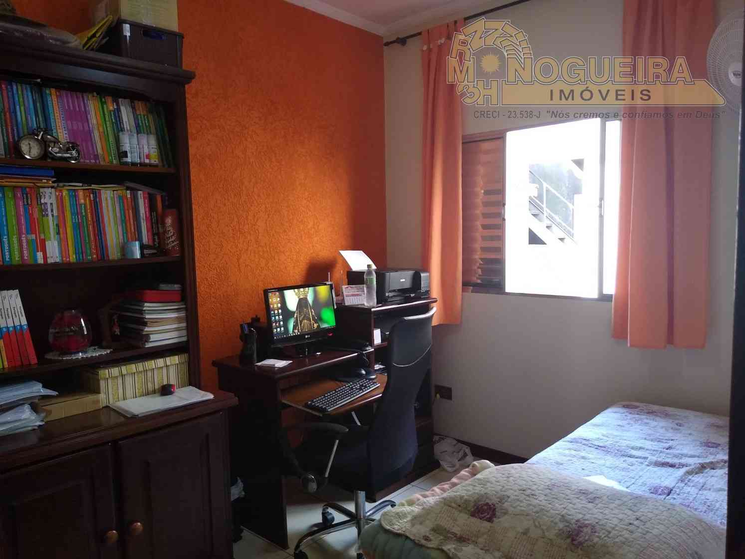 SOBRADO EM CONDOMÍNIO FECHADO