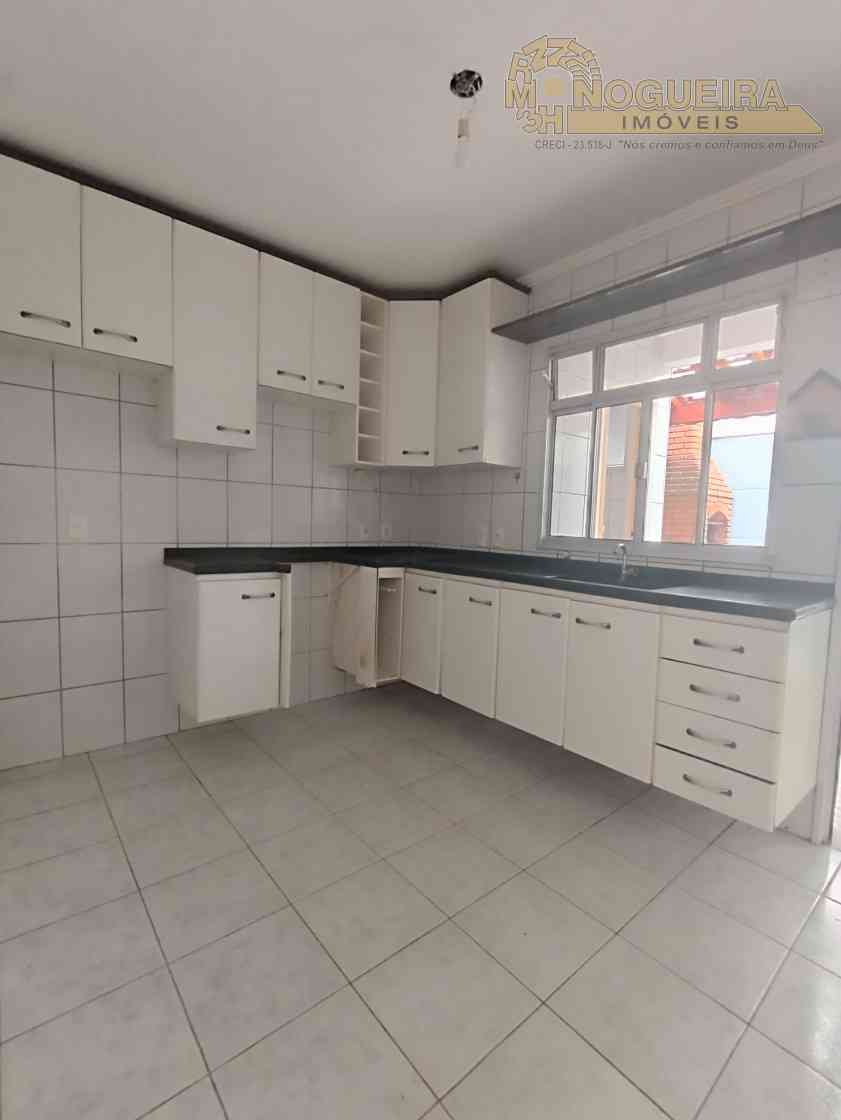 Sobrado Condomínio fechado com 2 Suítes