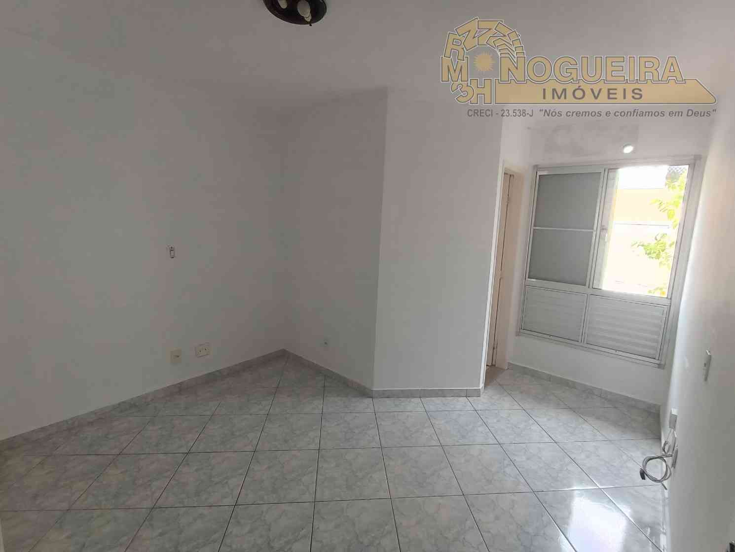 Sobrado Condomínio fechado com 2 Suítes