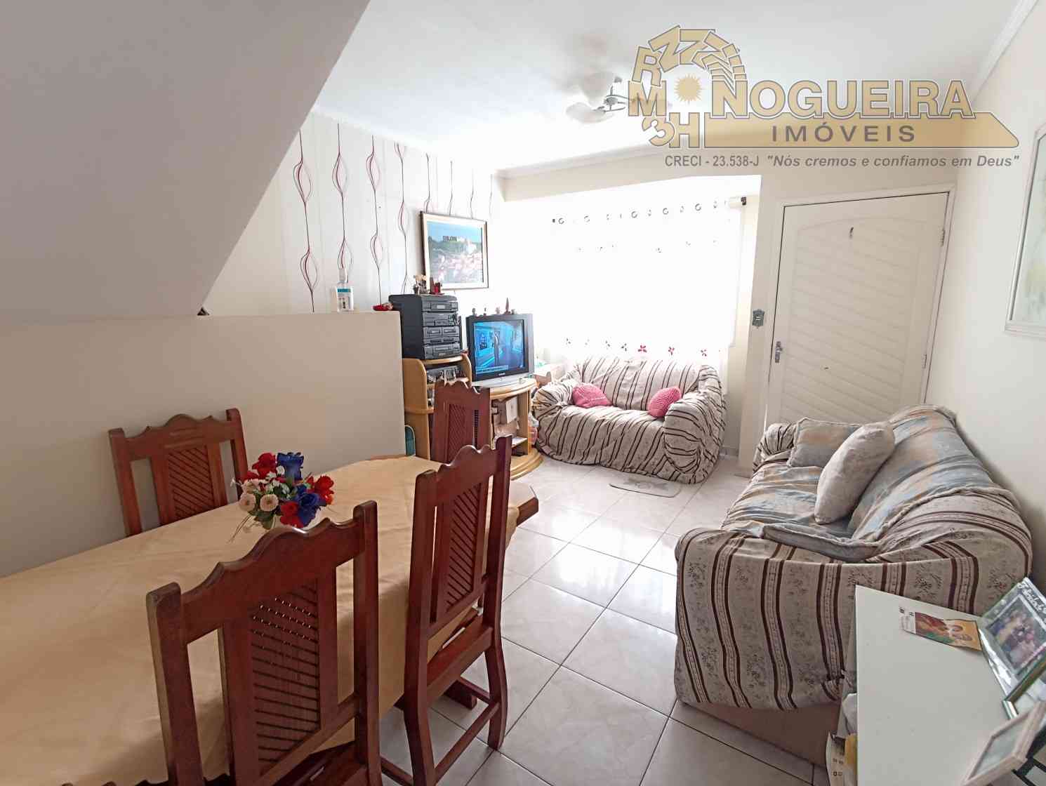 Sobrado em condomínio fechado com 2 suítes