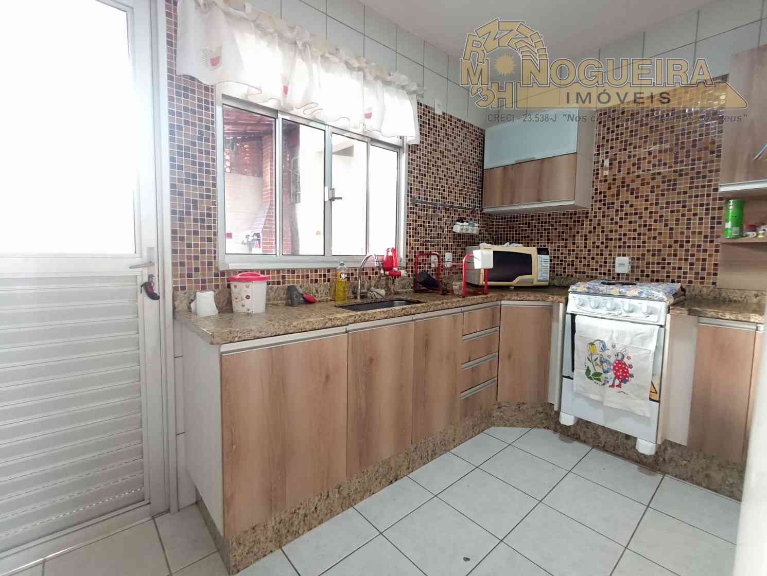 Sobrado em condomínio fechado com 2 suítes