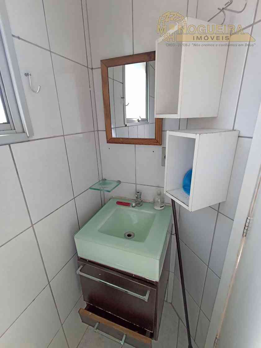 Sobrado em condomínio fechado com 2 suítes