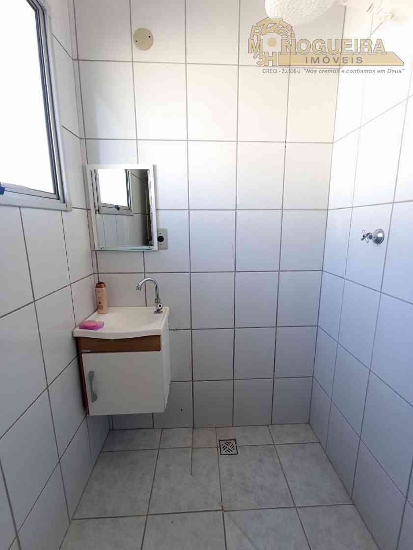 Sobrado em condomínio fechado com 2 suítes