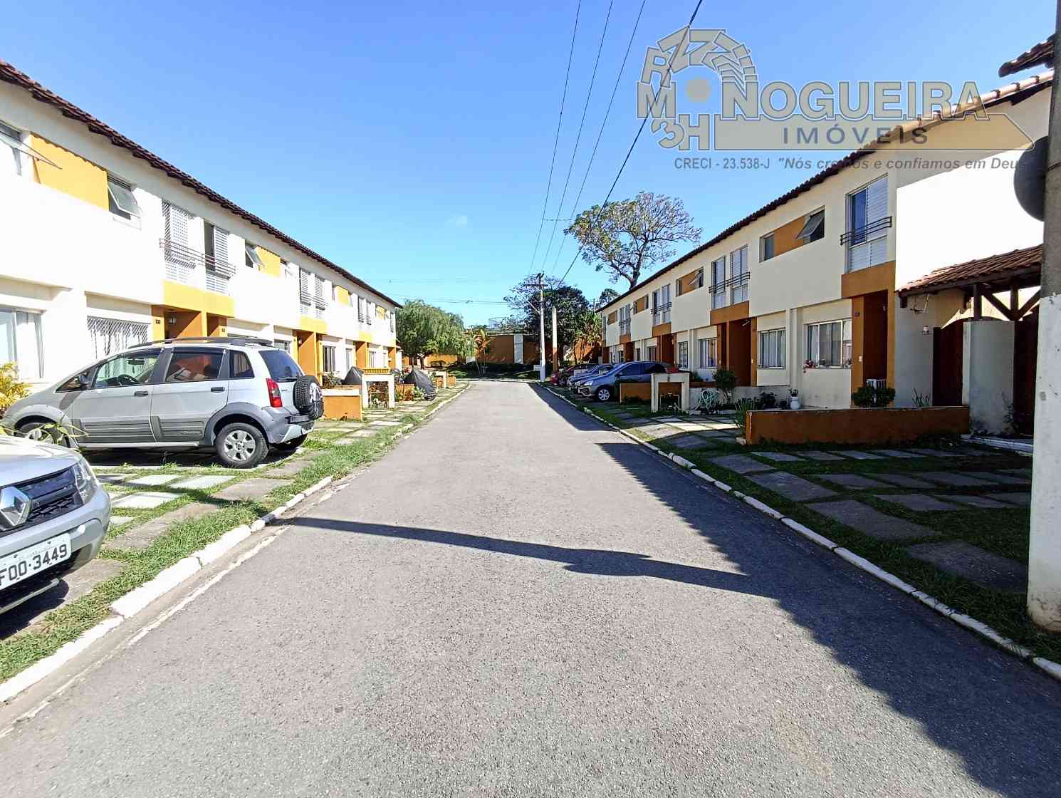 Sobrado em condomínio fechado com 2 suítes