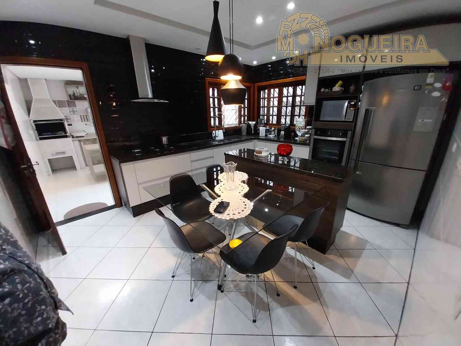 Sobrado 3 Dormitórios c/ 1 Suíte - Jardim Bom Clima