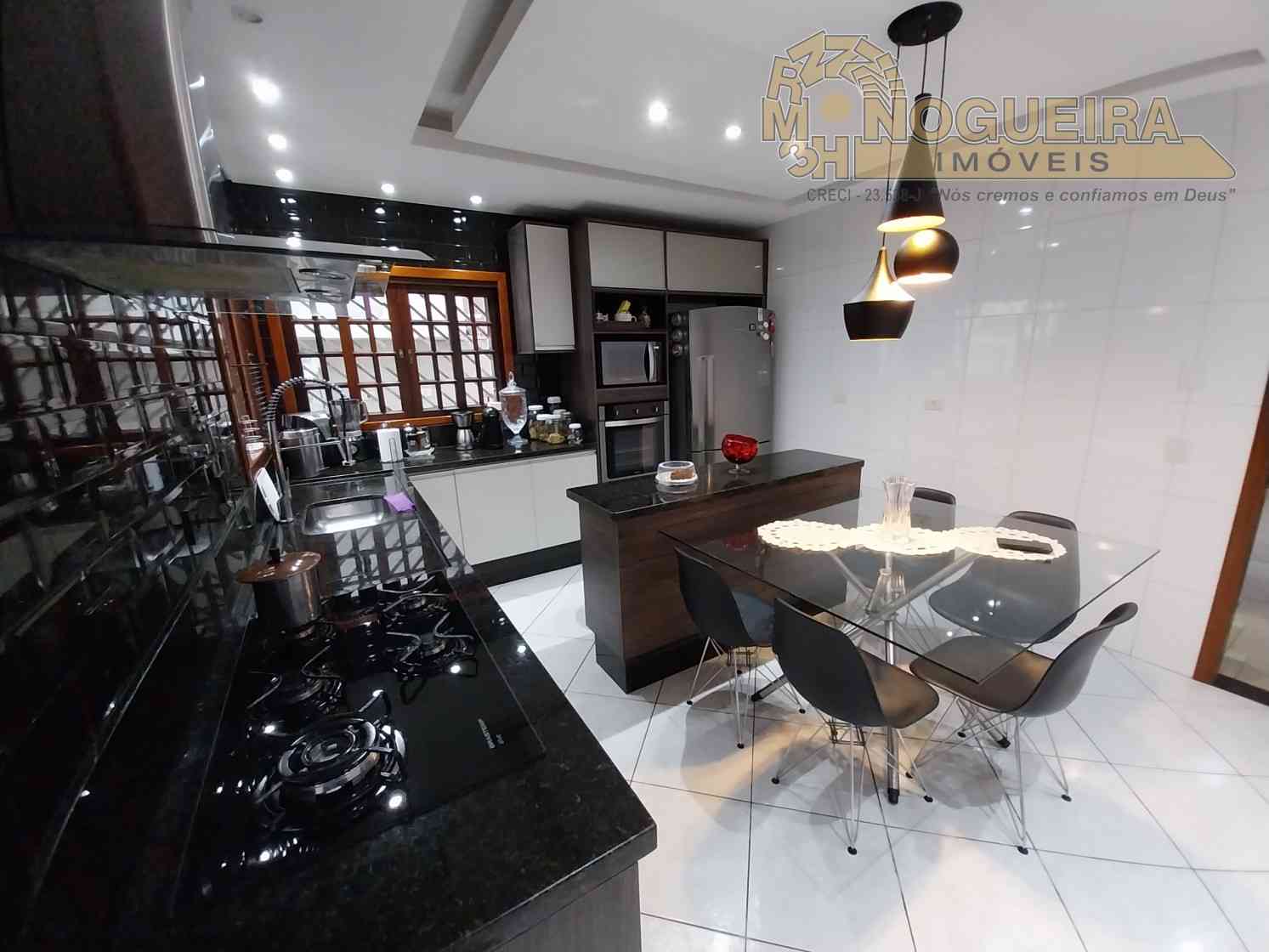 Sobrado 3 Dormitórios c/ 1 Suíte - Jardim Bom Clima