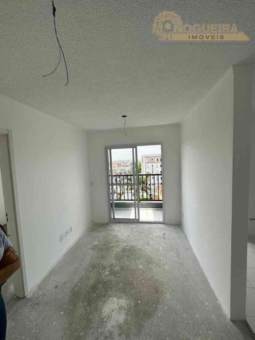 Apatamento no Jardim Adriana com 2 dormts