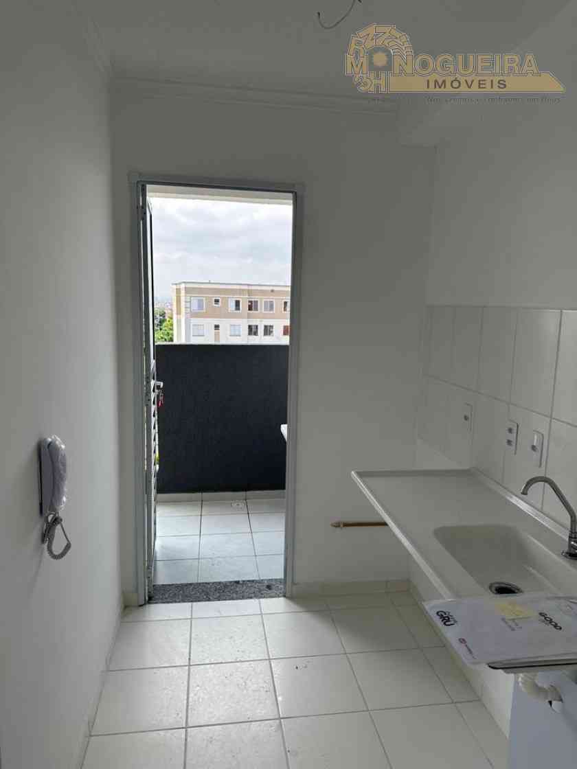 Apatamento no Jardim Adriana com 2 dormts