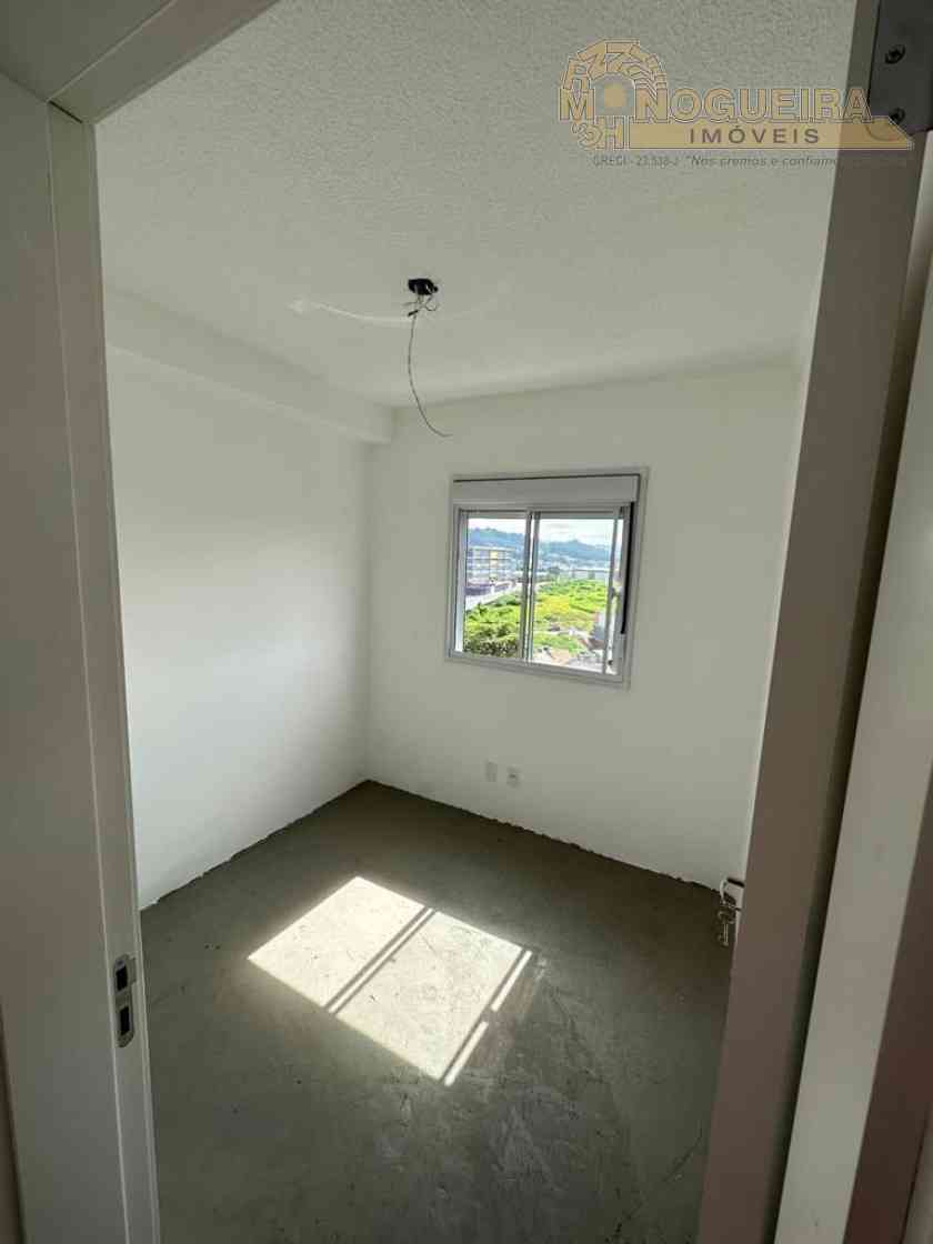 Apatamento no Jardim Adriana com 2 dormts