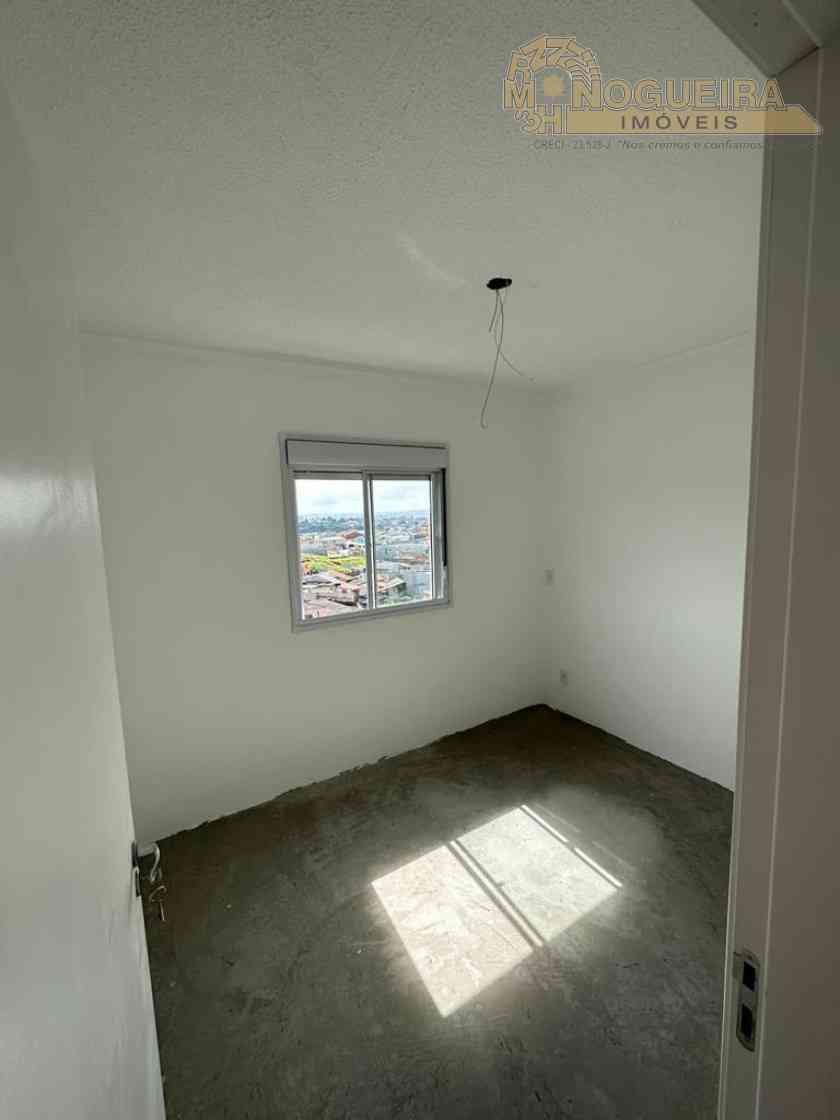 Apatamento no Jardim Adriana com 2 dormts