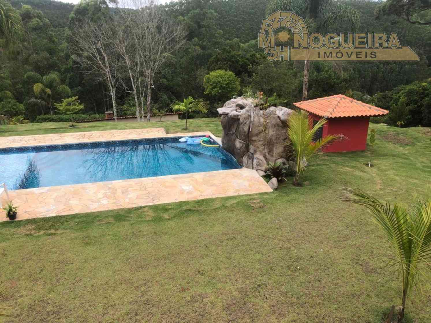 Chacará com 2500 m2 em Guararema