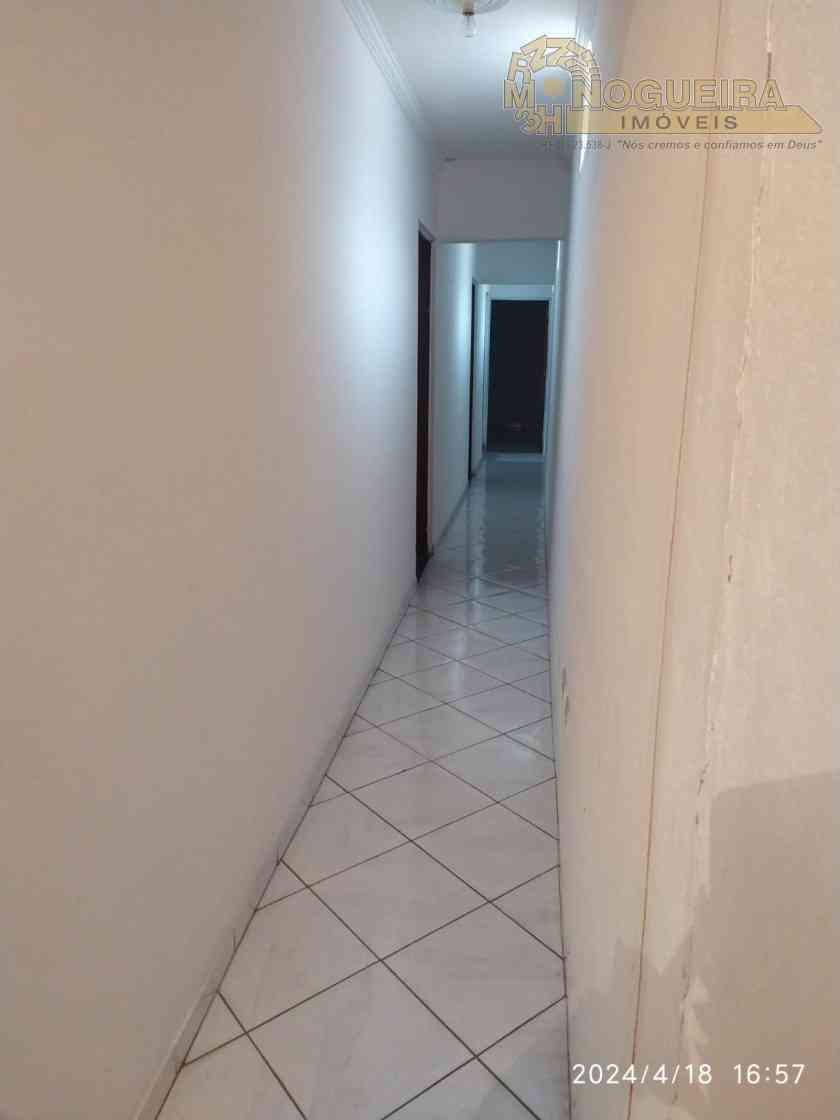 Sobrado no Parque Uirapuru com 4 dormts sendo 1 suíte, 2 vagas