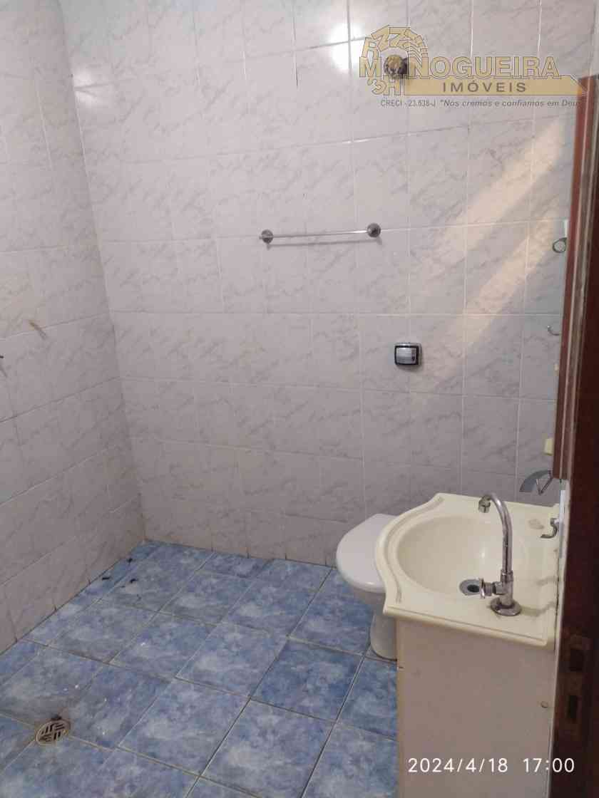 Sobrado no Parque Uirapuru com 4 dormts sendo 1 suíte, 2 vagas