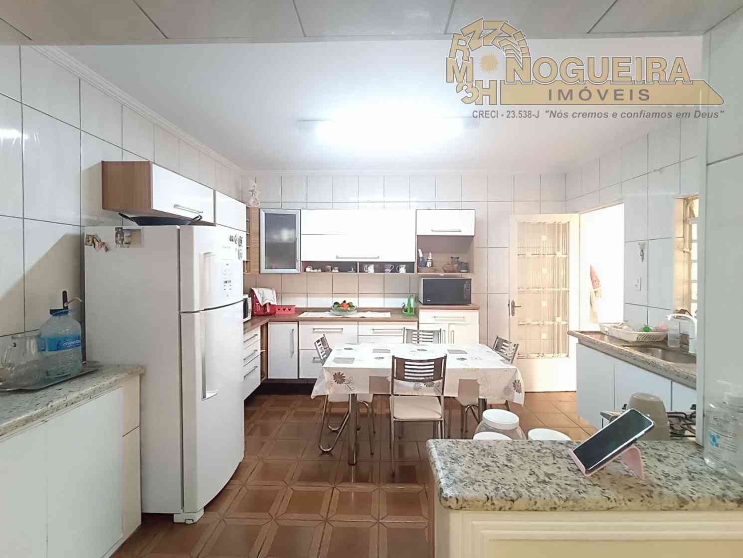 Sobrado a venda com 4 dormitórios