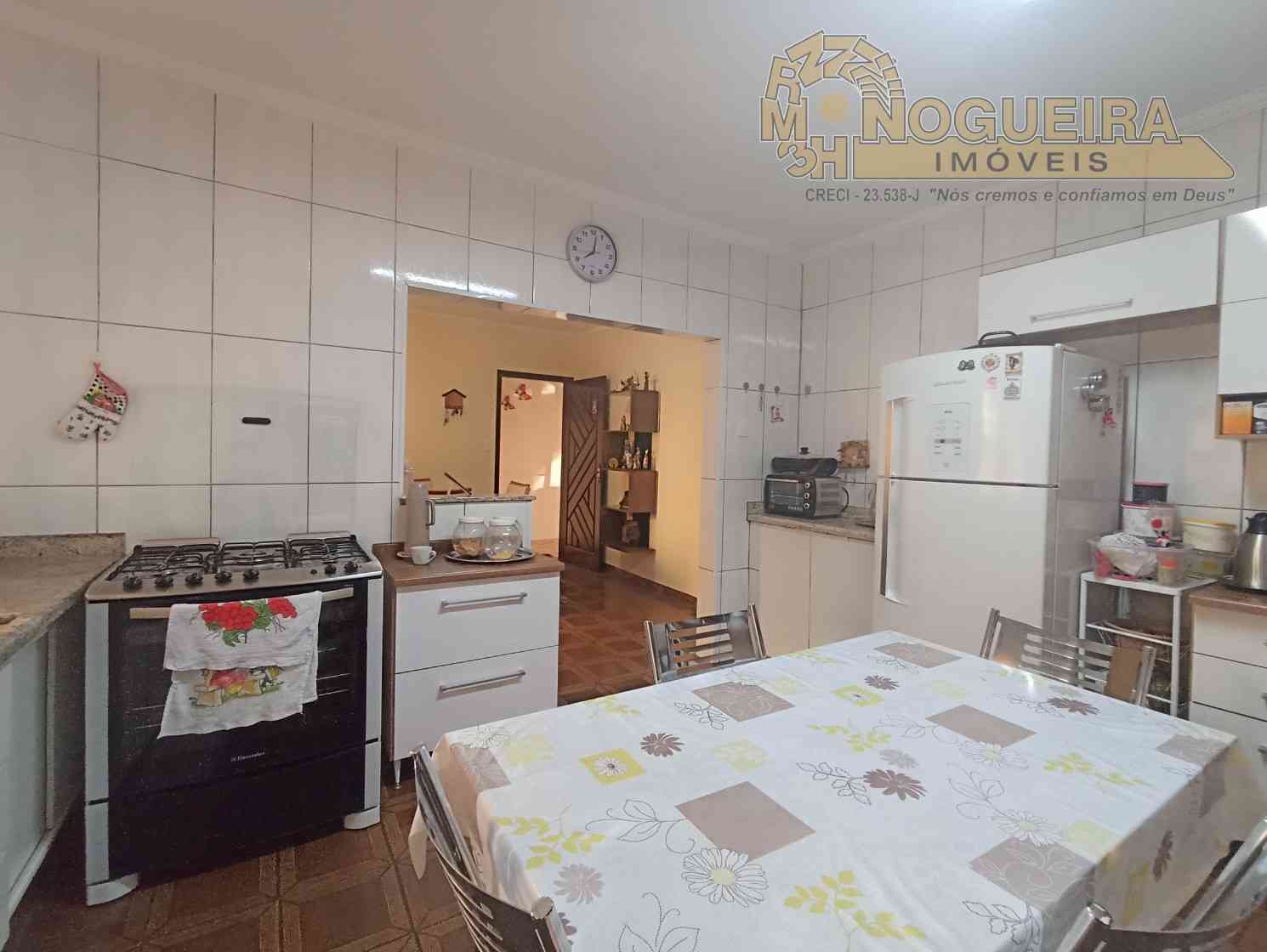 Sobrado a venda com 4 dormitórios