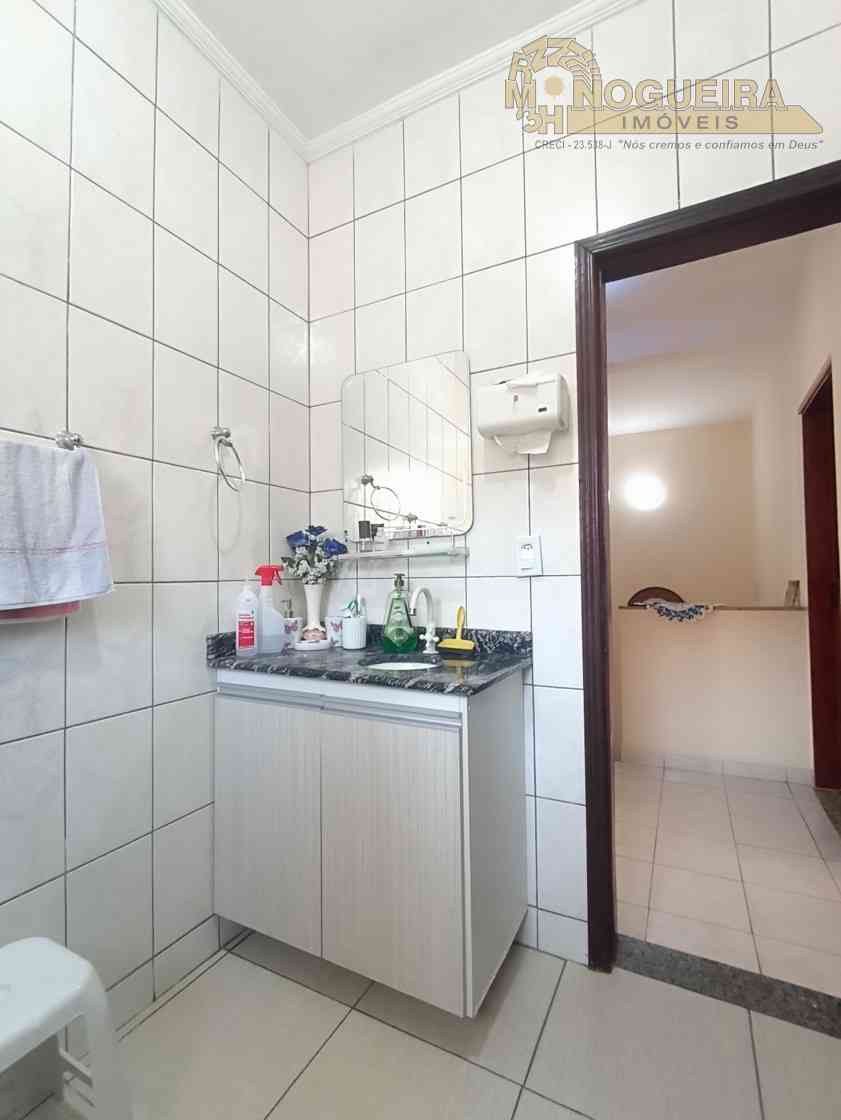 Sobrado a venda com 4 dormitórios