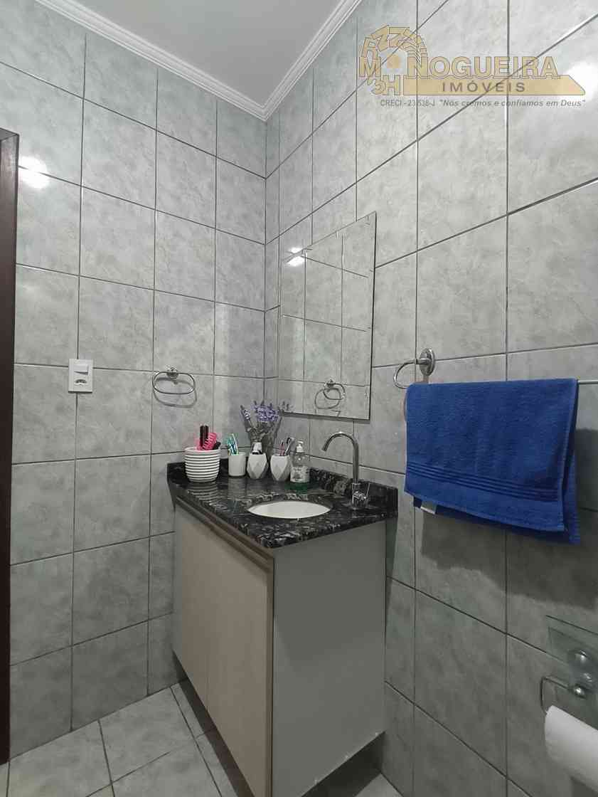 Sobrado a venda com 4 dormitórios