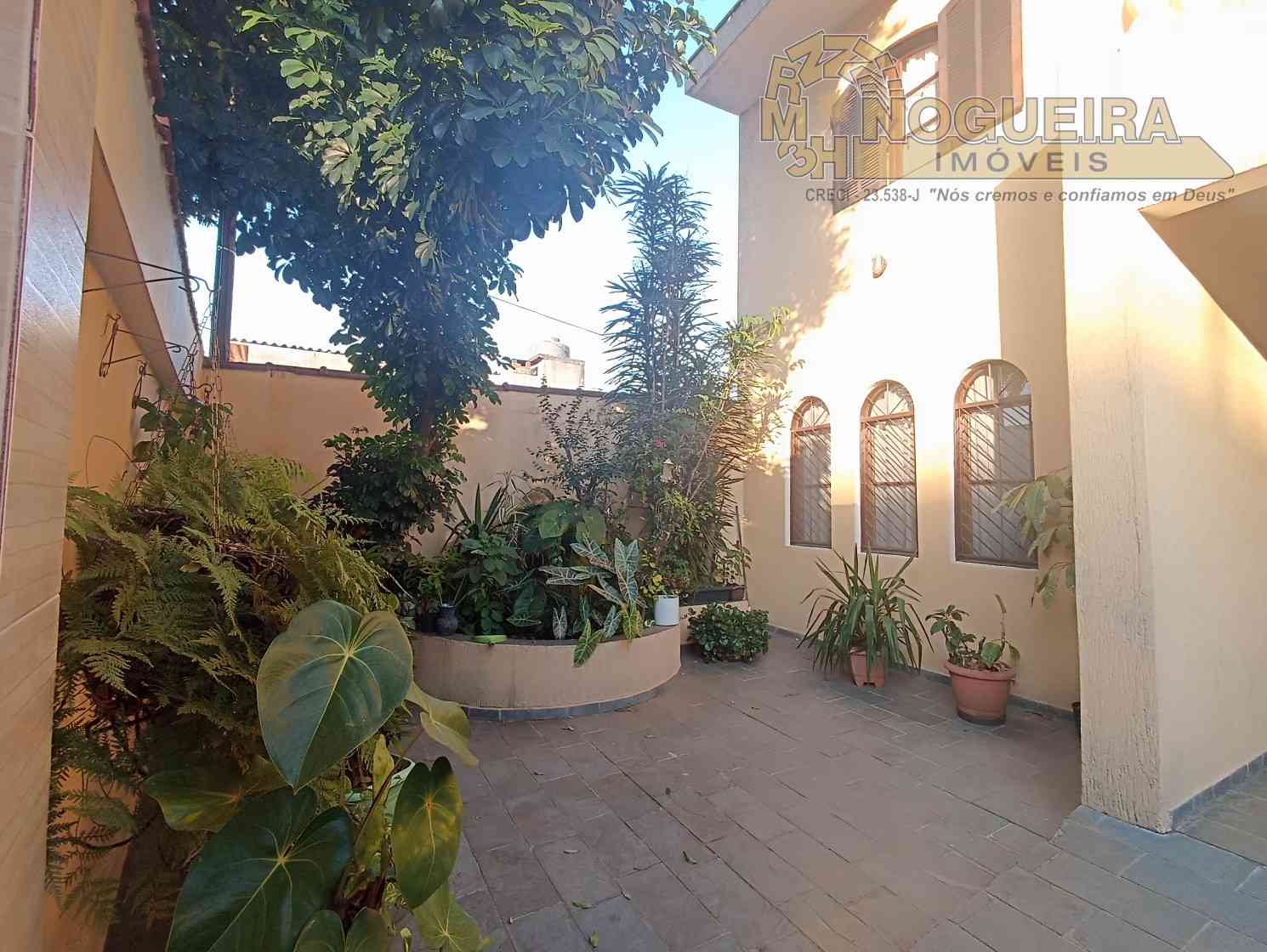 Sobrado a venda com 4 dormitórios