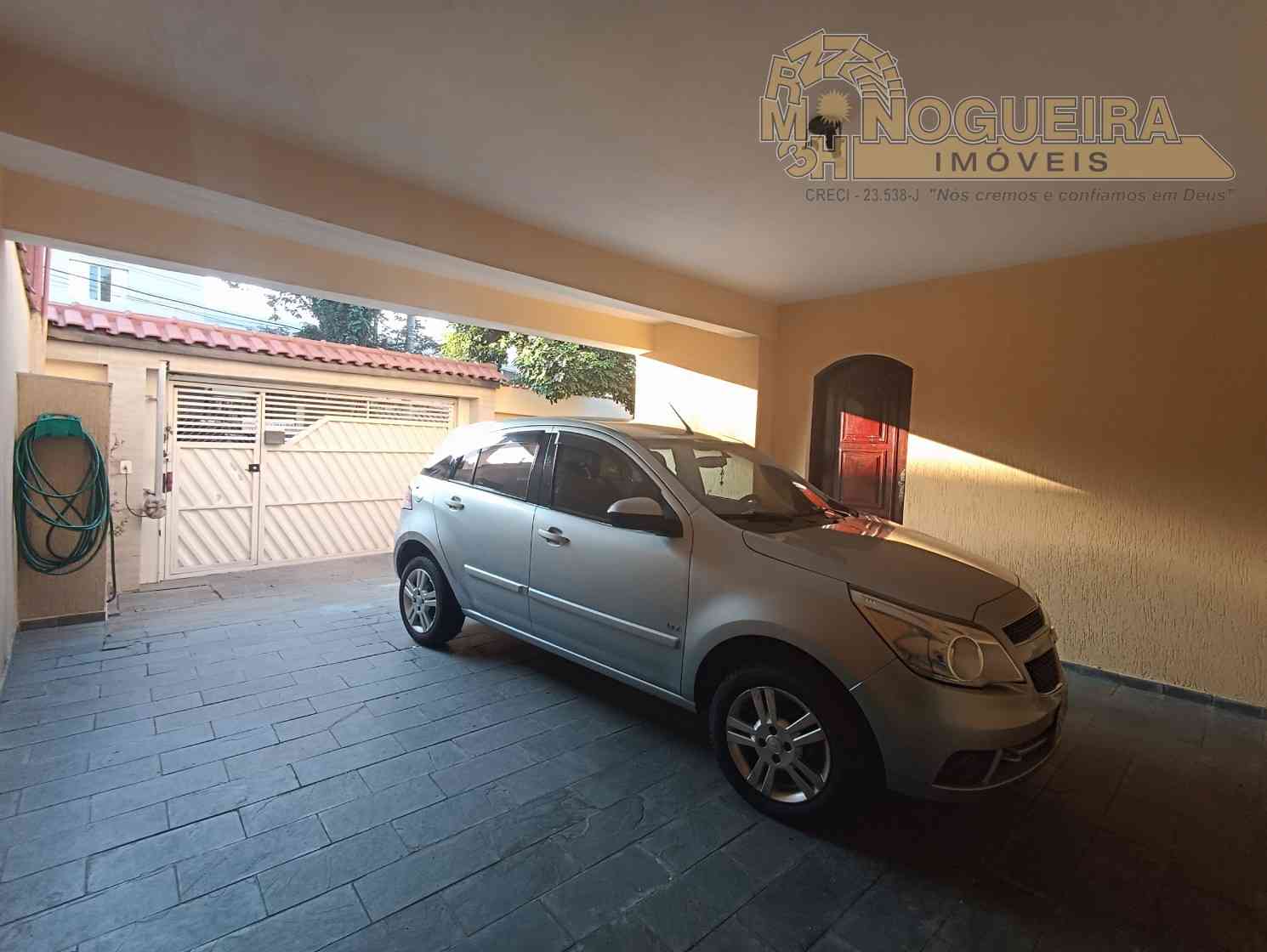 Sobrado a venda com 4 dormitórios