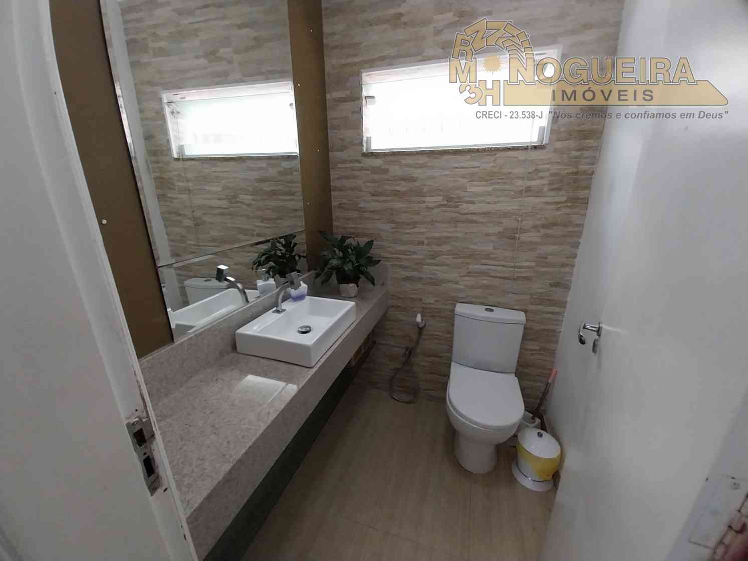 Sobrado 4 Dormitórios com 1 Suíte - Jardim Bom clima