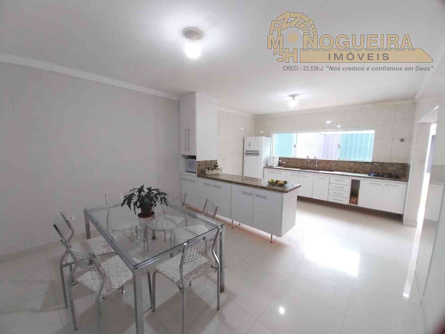 Sobrado 4 Dormitórios com 1 Suíte - Jardim Bom clima