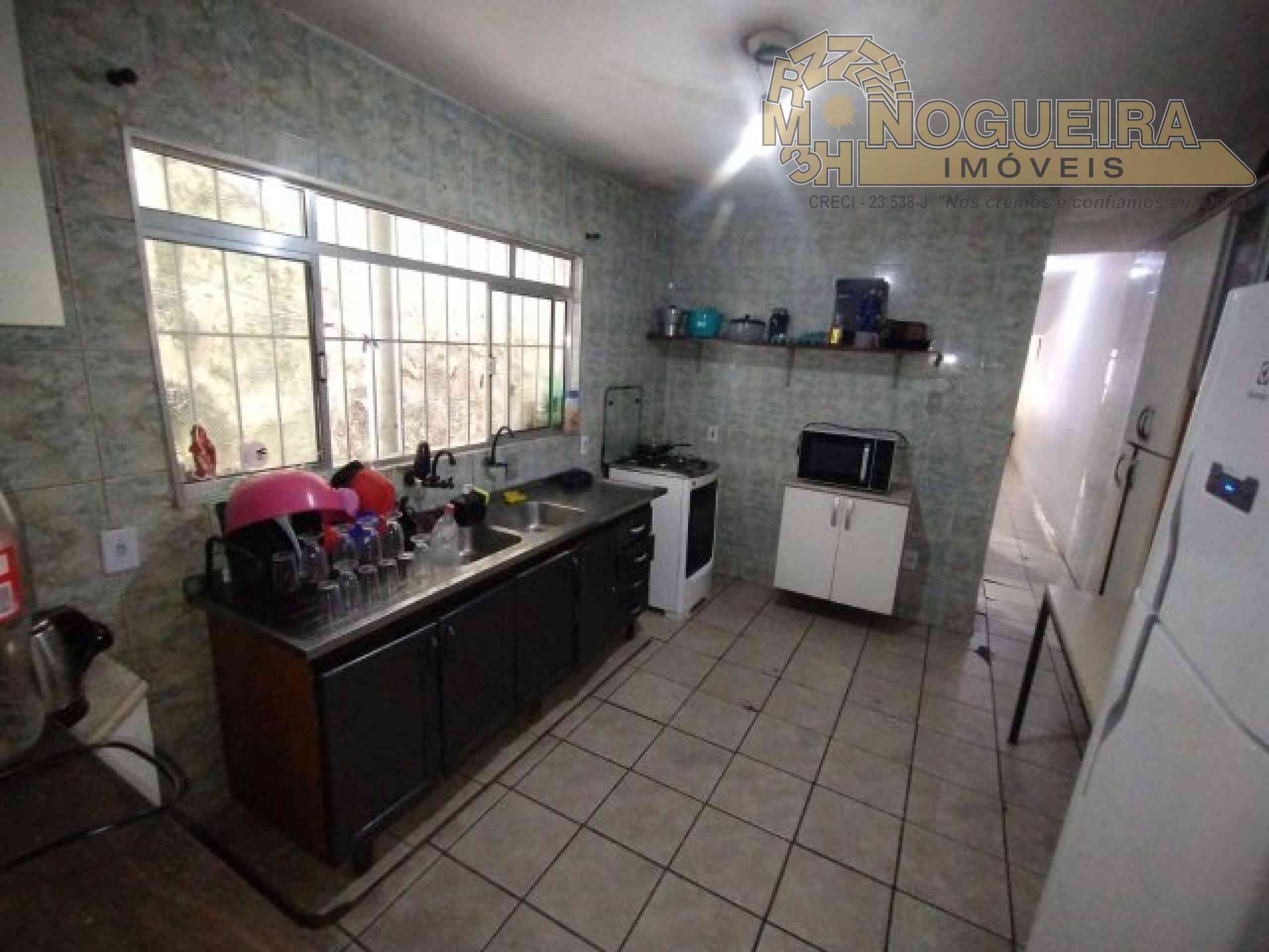 Sobrado com salão na frente Jd. Paraventi