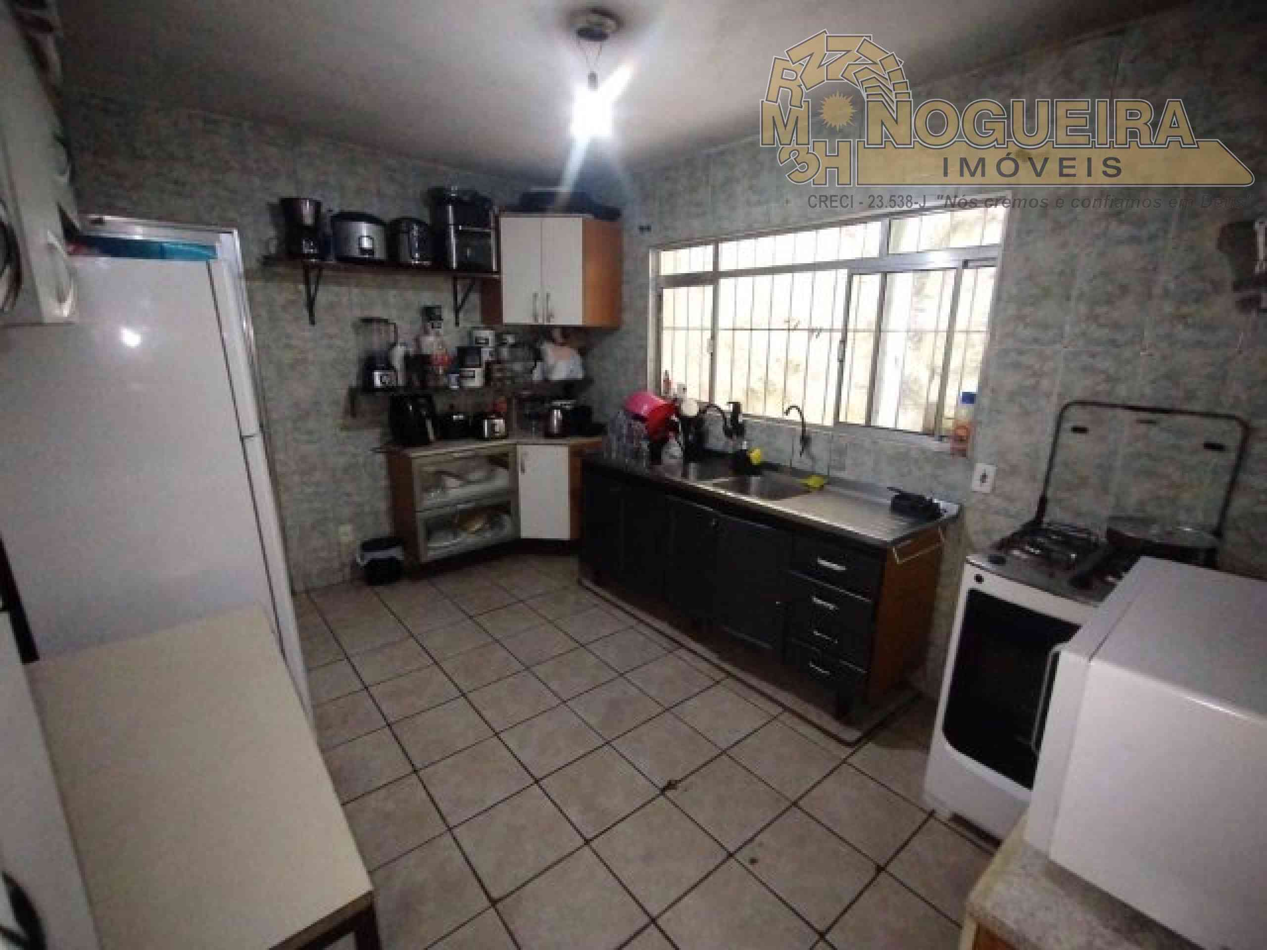 Sobrado com salão na frente Jd. Paraventi