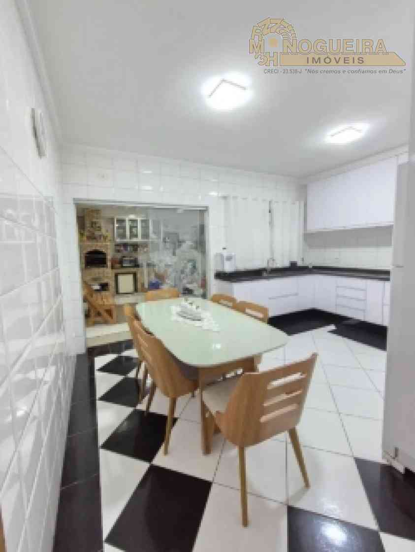 Casa em Condomínio fechado com 3 dormts, sendo 1 suíte