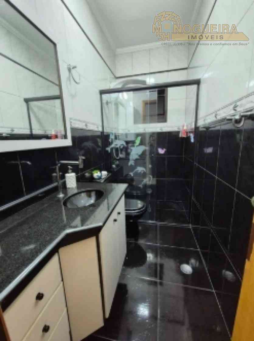 Casa em Condomínio fechado com 3 dormts, sendo 1 suíte