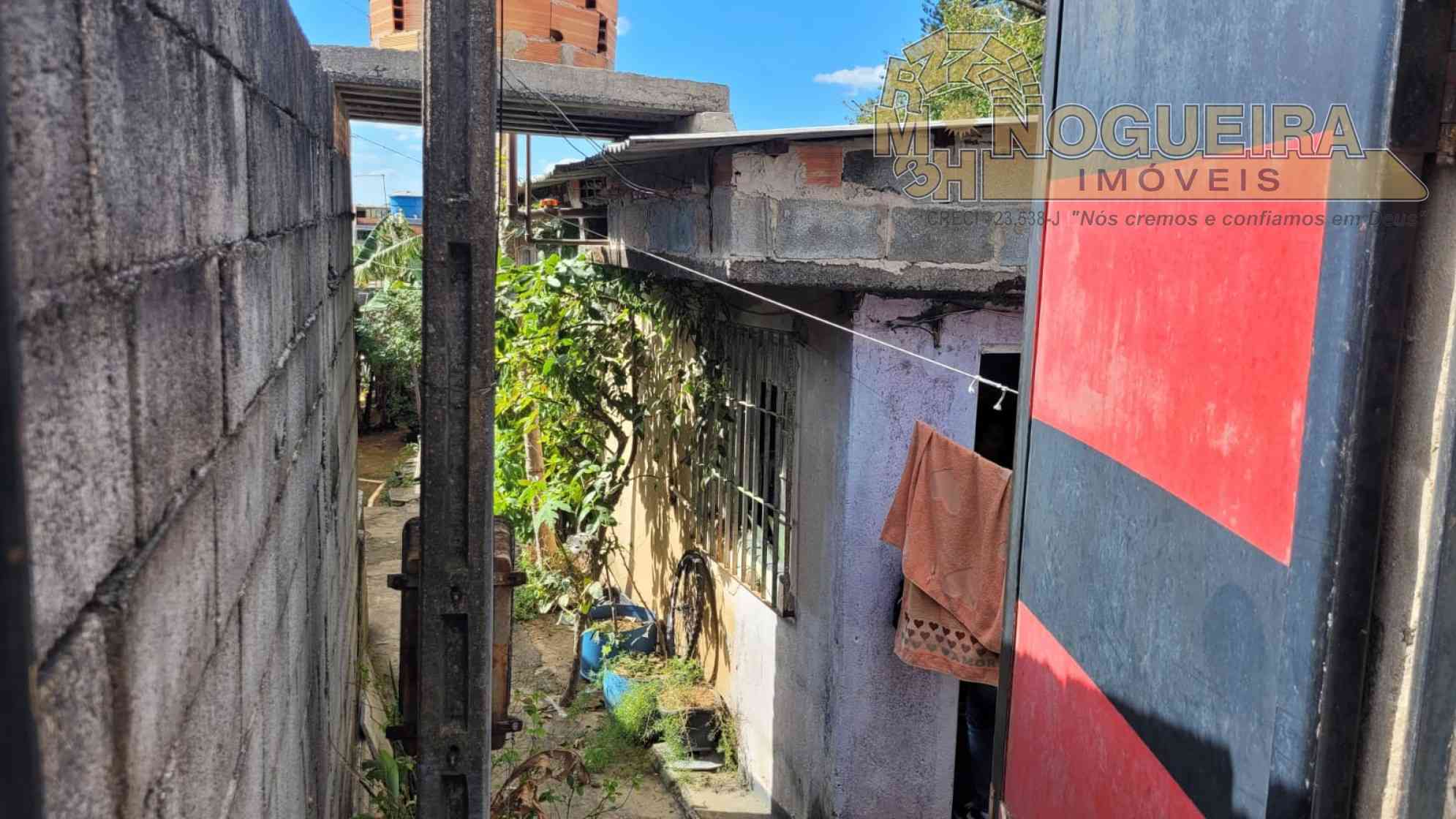 Casa antiga com terreno de 6 x 30m² - Bairro Vila nova Bonsucesso
