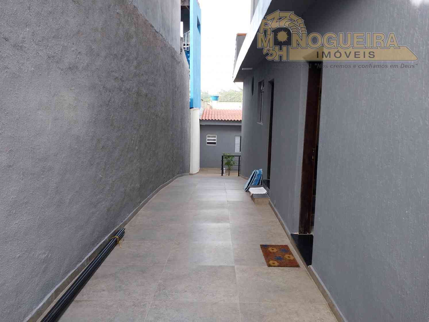 Casa Semi Terrea 3 Dormitórios c/ 2 Suítes - Parque Brasilia