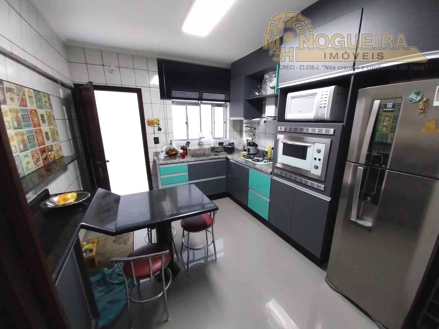 Casa Semi Terrea 3 Dormitórios c/ 2 Suítes - Parque Brasilia