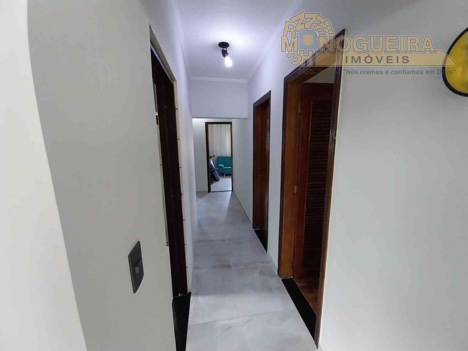 Casa Semi Terrea 3 Dormitórios c/ 2 Suítes - Parque Brasilia