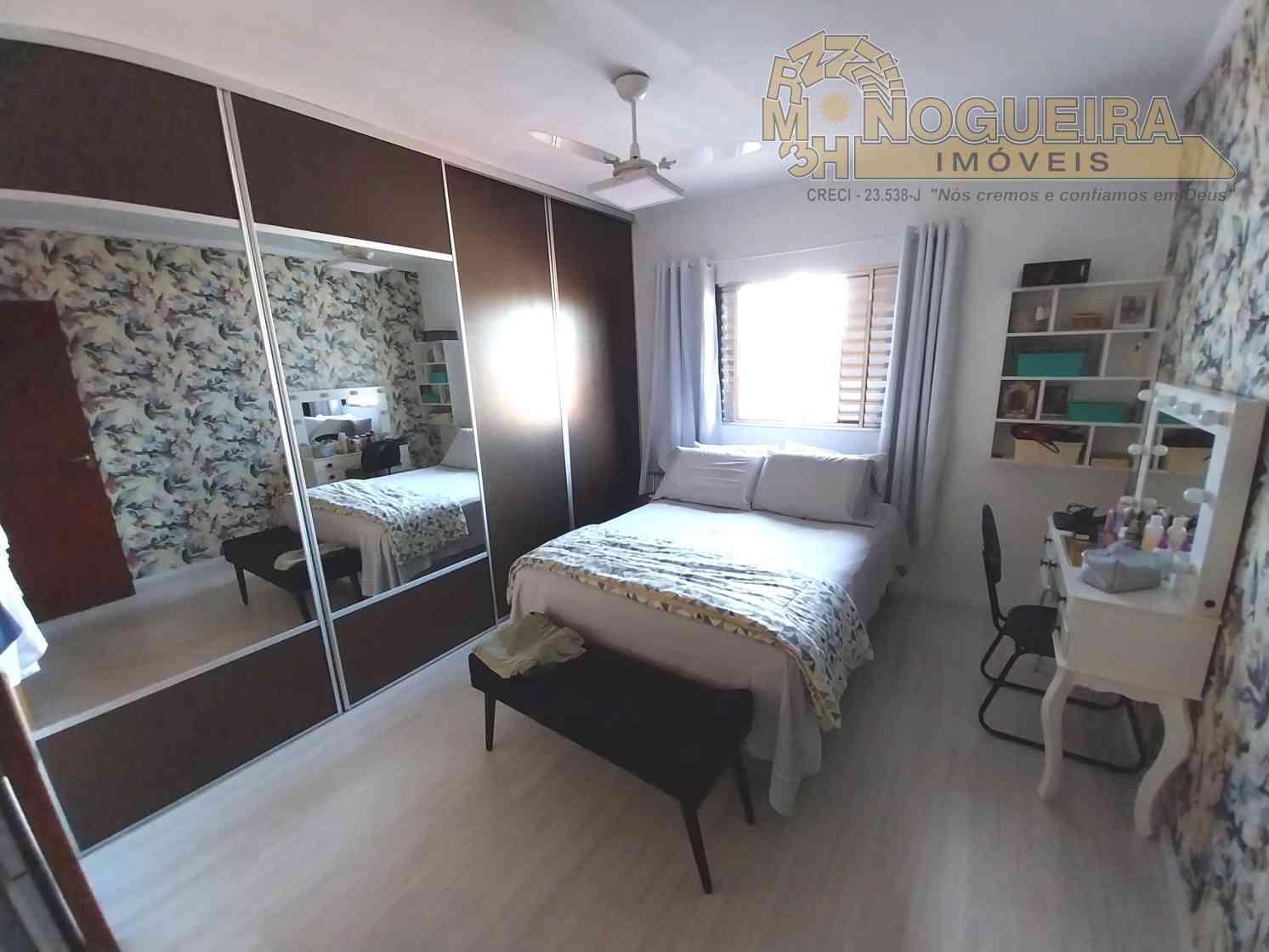 Casa Semi Terrea 3 Dormitórios c/ 2 Suítes - Parque Brasilia