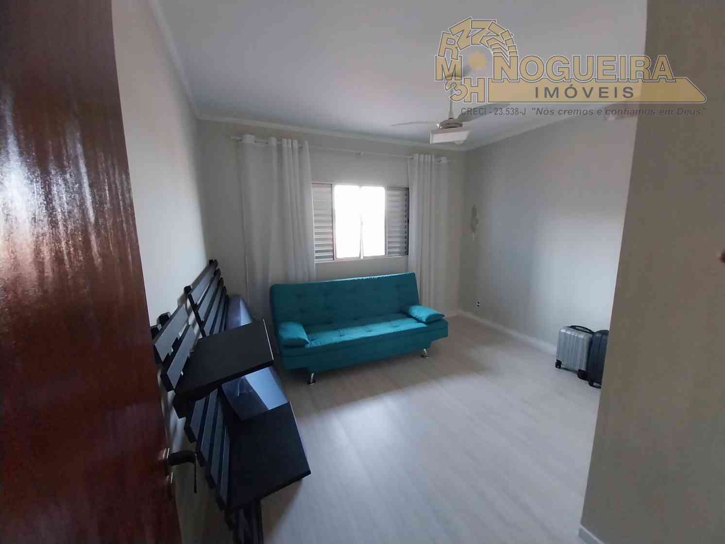 Casa Semi Terrea 3 Dormitórios c/ 2 Suítes - Parque Brasilia