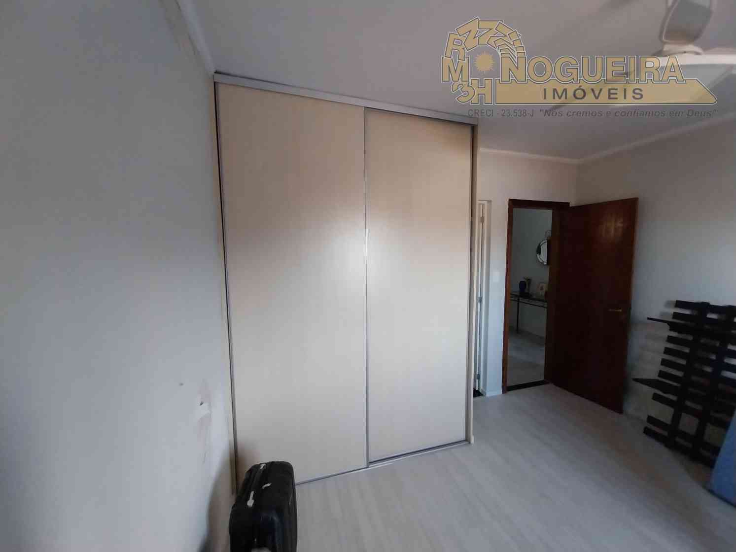 Casa Semi Terrea 3 Dormitórios c/ 2 Suítes - Parque Brasilia