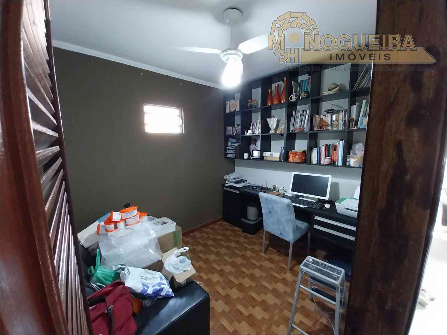 Casa Semi Terrea 3 Dormitórios c/ 2 Suítes - Parque Brasilia