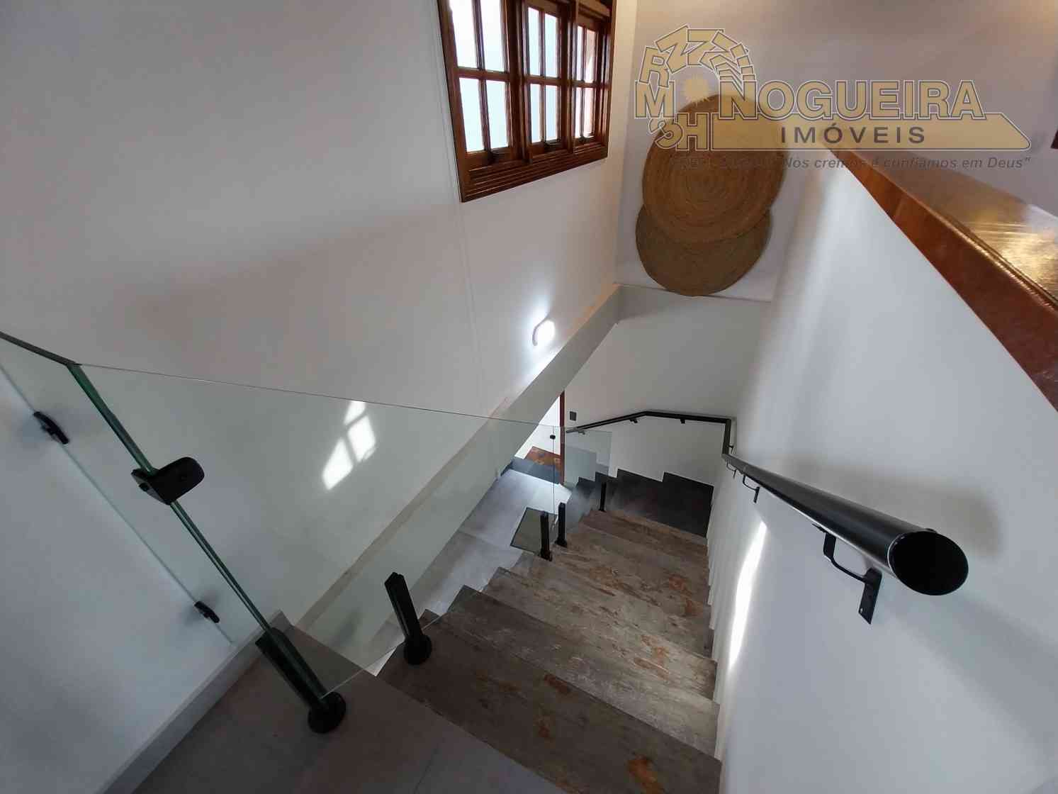 Casa Semi Terrea 3 Dormitórios c/ 2 Suítes - Parque Brasilia